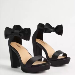 Black wide width bow platform heels
￼